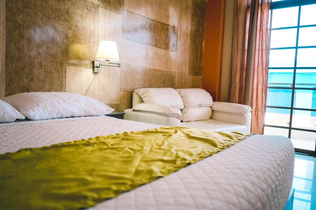 Hotel Manta Beach Madrigal Buitenkant foto