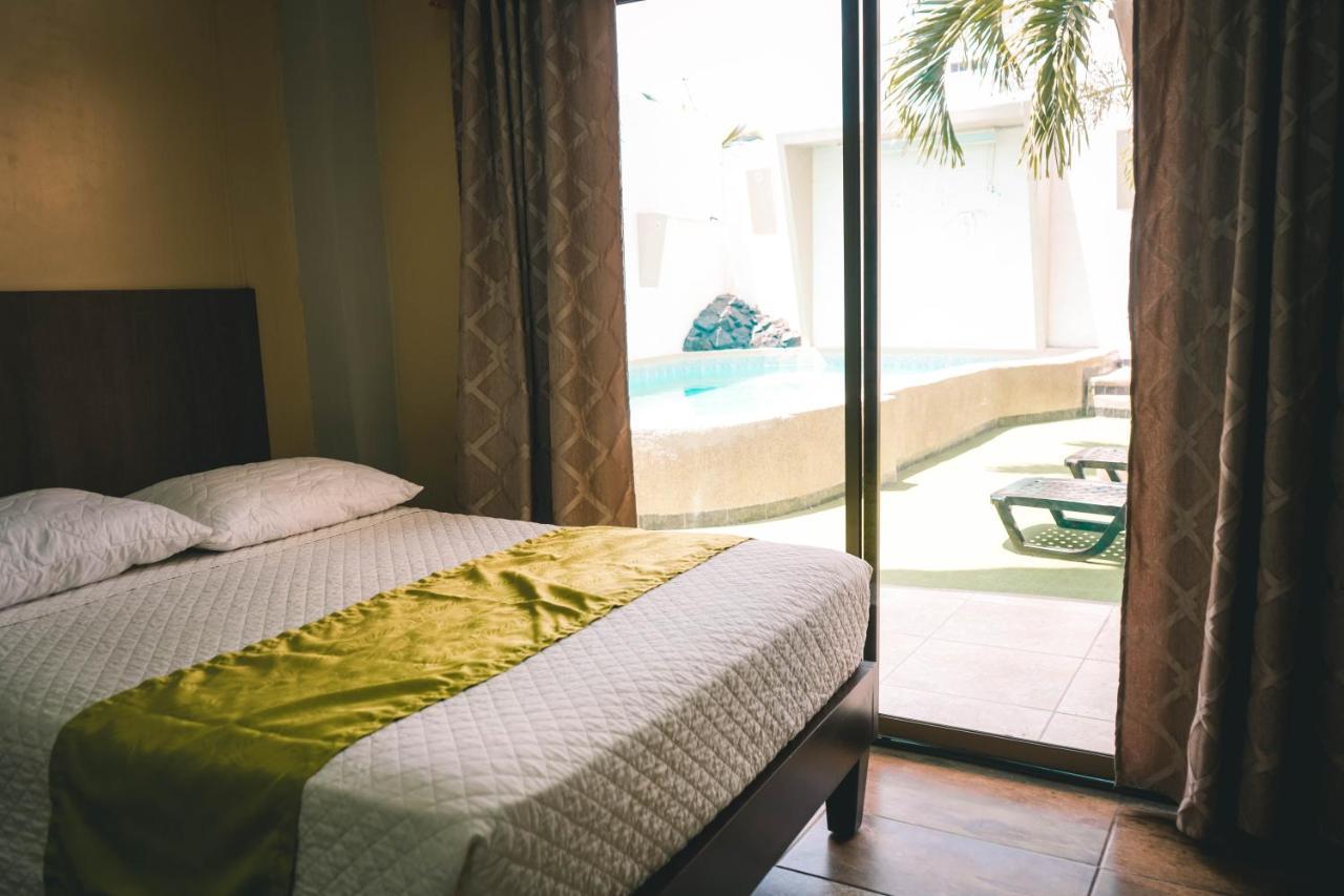 Hotel Manta Beach Madrigal Buitenkant foto