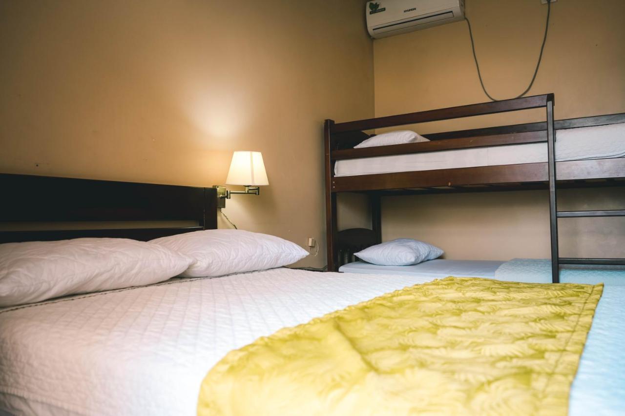 Hotel Manta Beach Madrigal Buitenkant foto