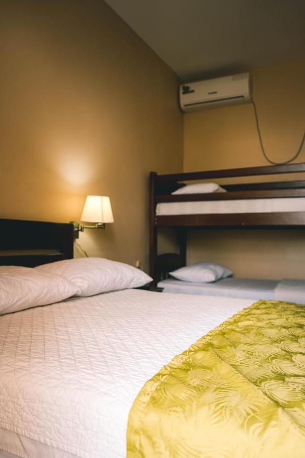 Hotel Manta Beach Madrigal Buitenkant foto
