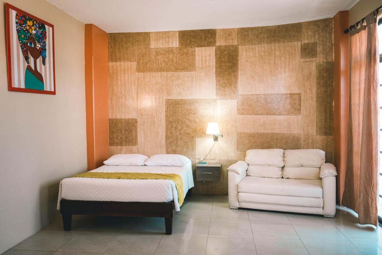 Hotel Manta Beach Madrigal Buitenkant foto