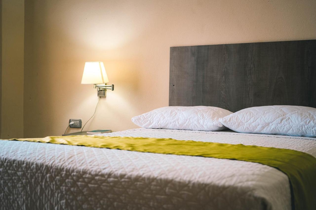 Hotel Manta Beach Madrigal Buitenkant foto
